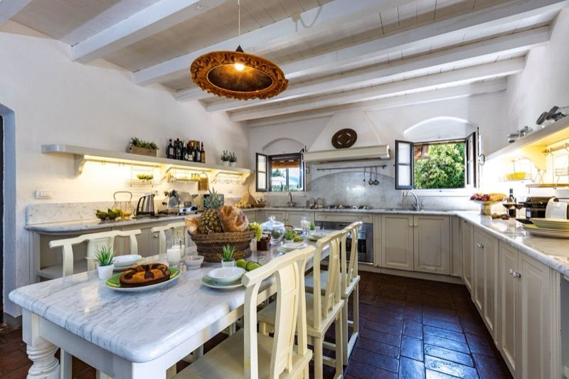 Il Fienile's kitchen with white beams