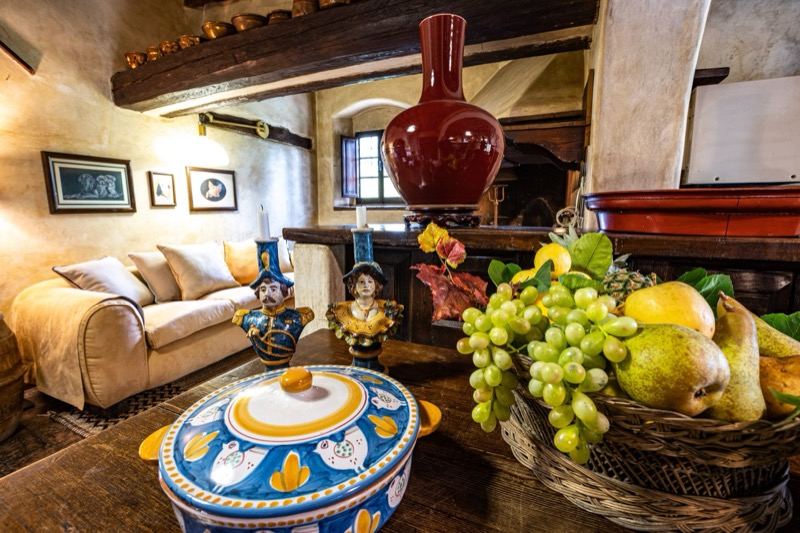 The lounge with painted ceramics and fruit