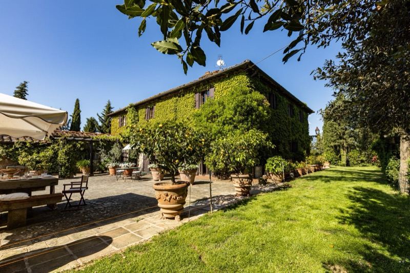 The villa seen from the lawn, with the pergola and terracotta jars