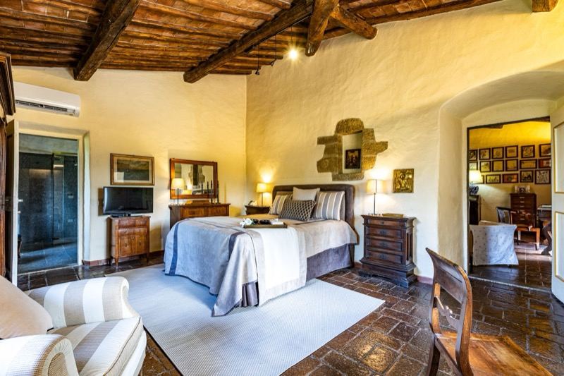 Bedroom with the stone niche and rugs