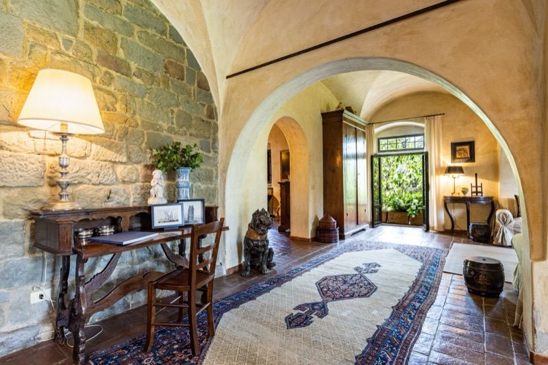 The vaulted corridor with the console and the door to the garden