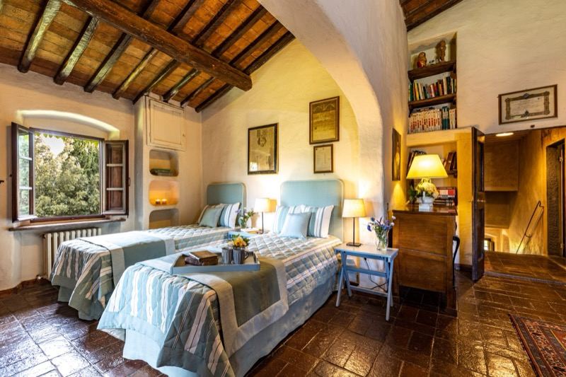 Twin bedroom in shades of green
