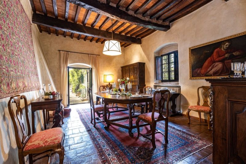The dining room with beams, tapestry and paintings