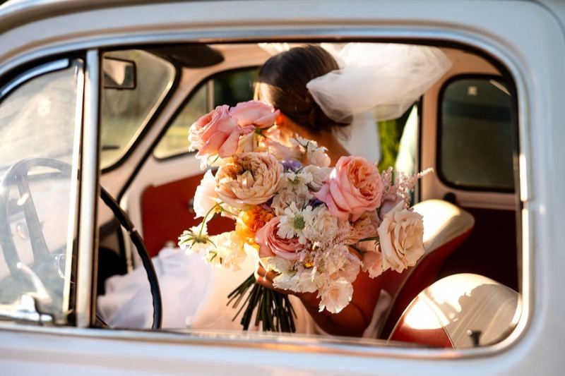 The bouquet through the window of the Fiat 500