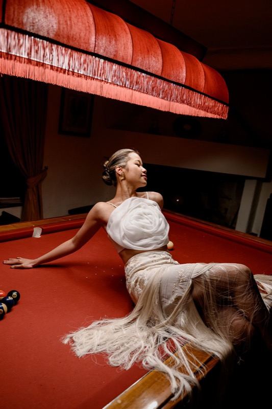 The bride on the billiard table