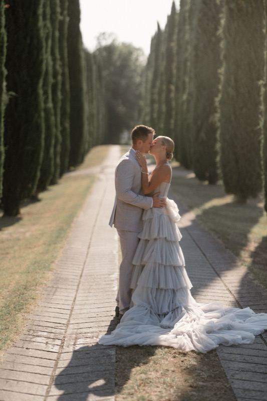 The couple's kiss in the cypress avenue