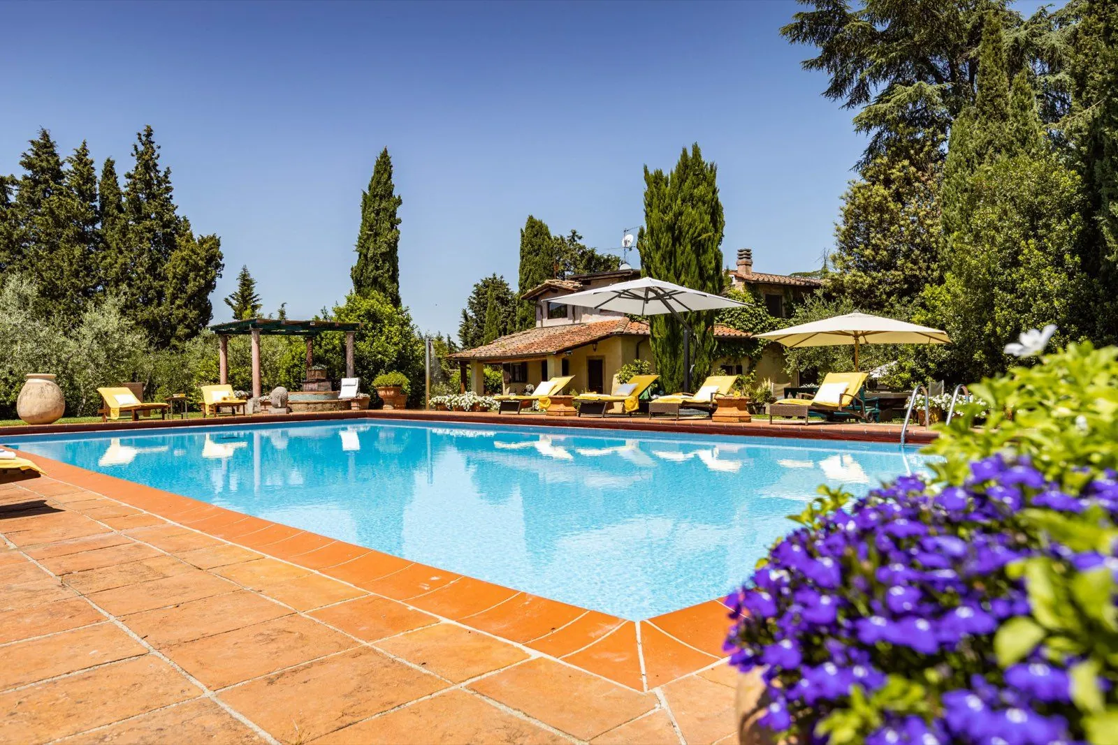 Podere La Specola pool and villa